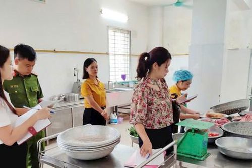 Bảo đảm an toàn thực phẩm sau lũ tại các trường học huyện Đan Phượng