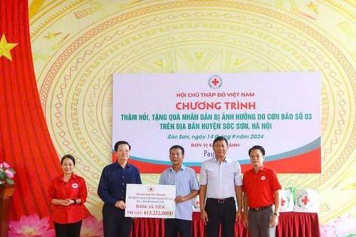 Hội Chữ thập đỏ Việt Nam trao hỗ trợ các hộ dân bị ảnh hưởng của bão số 3 tại Sóc Sơn