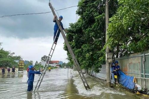 Nhân viên VNPT Hà Nội lội nước, làm việc xuyên đêm khắc phục sự cố thông tin