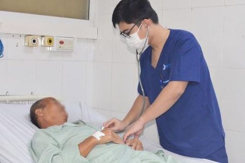Người đàn ông bị ngộ độc hóa chất do uống nhầm nước lau sàn đựng trong chai nước ngọt