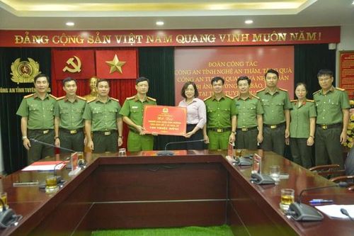 Công an Nghệ An thăm và tặng quà hỗ trợ các tỉnh phía Bắc chịu ảnh hưởng nặng nề do bão số 3