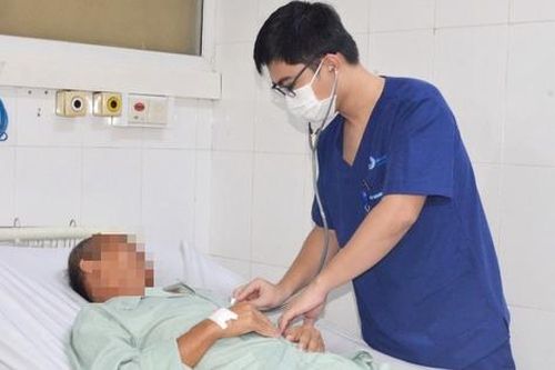 Người đàn ông 60 tuổi nhập viện cấp cứu vì uống nhầm nước lau sàn