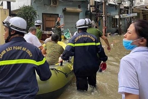 Hà Nội căng mình sau siêu bão