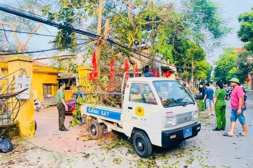 Công an các huyện ngoại thành huy động lực lượng 'hồi sinh' môi trường sau bão lũ