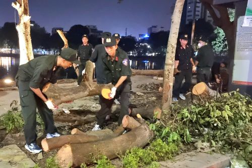 Hình ảnh Bộ Tư lệnh Cảnh sát cơ động phối hợp Công an Hà Nội làm sạch môi trường sau bão số 3