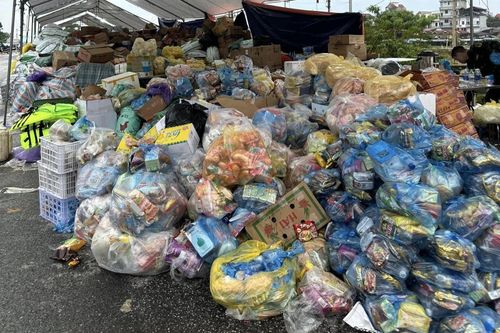 Lý do có nơi hàng cứu trợ lũ lụt chất thành đống, không ai phân phát