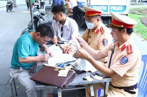 Giao xe máy cho con chưa đủ tuổi là phạm pháp