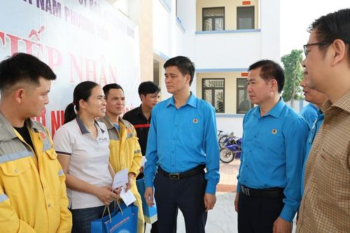 Tổng LĐLĐ Việt Nam hỗ trợ người lao động vùng lũ Hà Nội 1 tỷ đồng