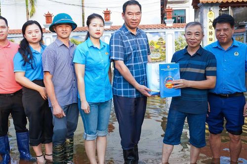 Lãnh đạo HĐND huyện Thường Tín thăm hỏi, tặng quà các gia đình sau bão lũ