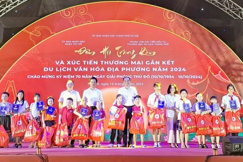 Khai mạc đêm hội Trăng rằm và xúc tiến thương mại gắn kết du lịch