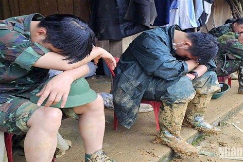 Những chiến sĩ có mặt ở điểm 'nóng' trong mưa lũ