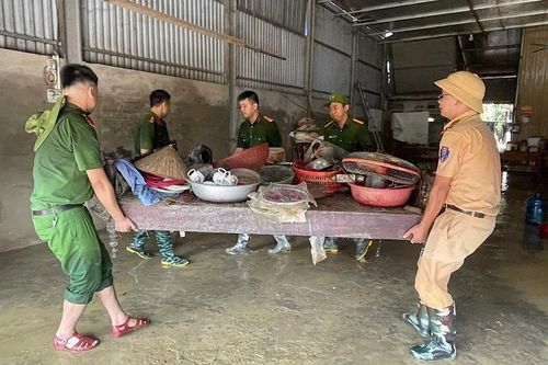 Công an Bắc Kạn căng mình giúp nhân dân khắc phục hậu quả thiên tai