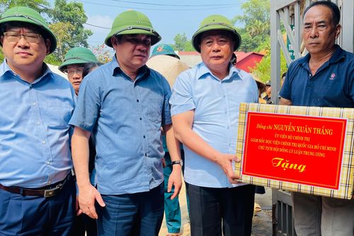 Đồng chí Nguyễn Xuân Thắng thăm vùng thiên tai Yên Bái