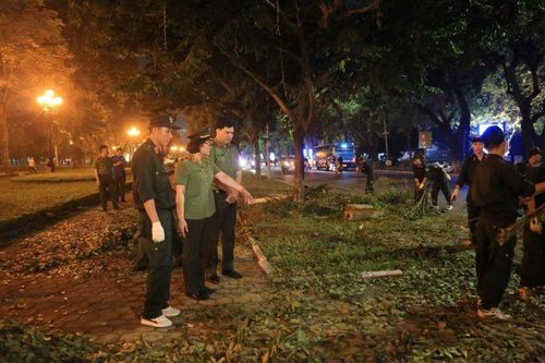 Lực lượng công an tích cực khắc phục hậu quả mưa bão tại Thủ đô