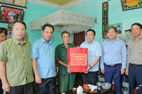 Đồng chí Nguyễn Xuân Thắng kiểm tra việc khắc phục hậu quả lũ lụt ở Thái Nguyên