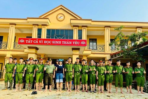 Công an tỉnh Hưng Yên ra quân hỗ trợ nhân dân dọn dẹp, khắc phục hậu quả sau mưa bão