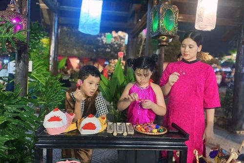 Tưng bừng Đêm hội Trăng rằm bên hồ Tây