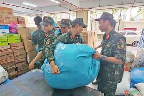 Cán bộ, chiến sĩ Lực lượng vũ trang TP Hồ Chí Minh hỗ trợ bốc xếp hàng hóa cứu trợ phía Bắc