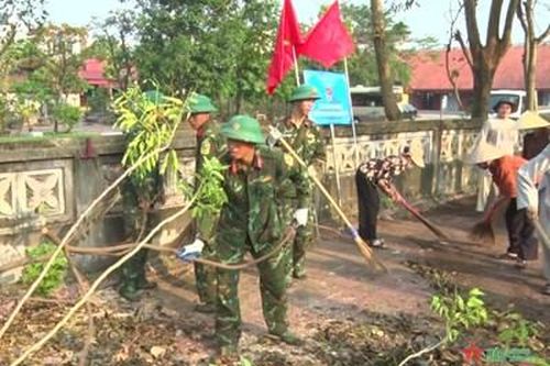 Lực lượng vũ trang tỉnh Hưng Yên giúp nhân dân khắc phục hậu quả sau bão
