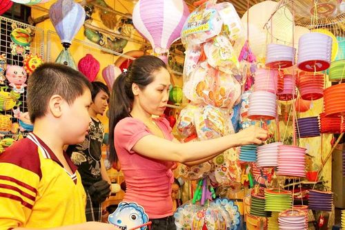 Đội lân trong xóm và hộp bánh trung thu của ông nội
