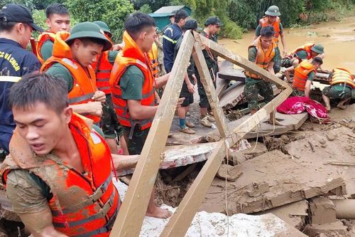 Những người lính giúp Làng Nủ vơi bớt nỗi đau