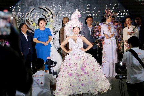Độc đáo bộ sưu tập áo dài 'Duyên dáng Sắc Lan'