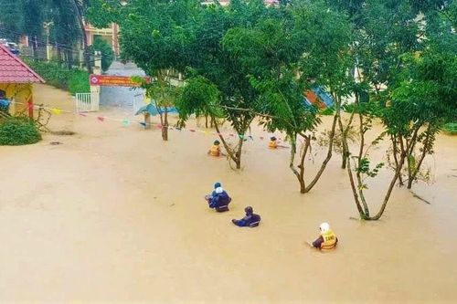 Cấp lương thực, vật tư, hóa chất khử khuẩn cho địa phương khắc phục hậu quả bão số 3