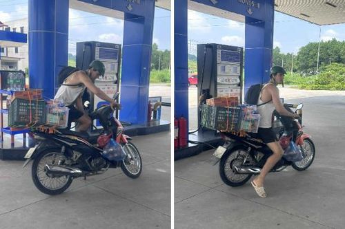 Danh tính 'anh Tây' đi xe máy hỗ trợ bà con lũ lụt