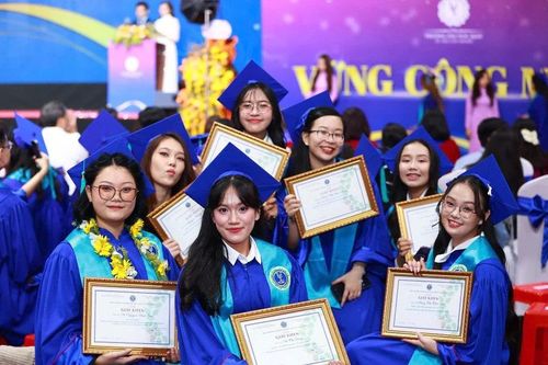 Nữ thủ khoa Trường Đại học Luật TPHCM: Từ trầm lặng đến xuất sắc