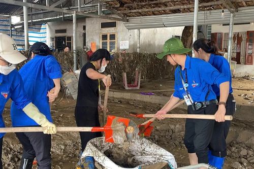 Sinh viên EPU vào vùng lũ hỗ trợ người dân