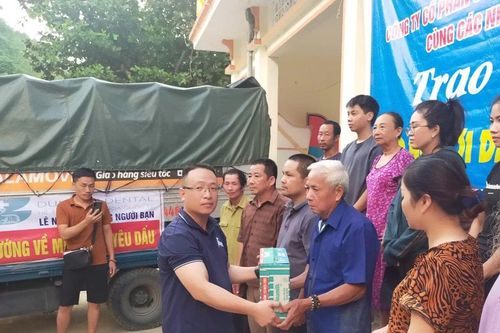 Báo Giáo dục và Thời đại, Công ty CP sữa Việt Nam Vinamilk trao quà cho người dân vùng lũ Tuyên Quang