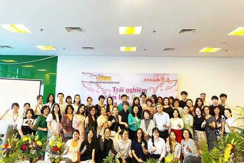 Đoàn viên Công đoàn Bộ Ngoại giao thích thú trải nghiệm cắm hoa Ikebana Sansenryu