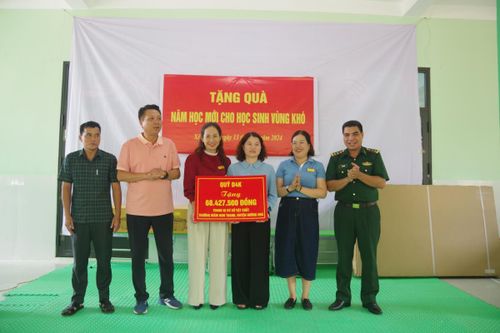 Tặng quà cho các điểm trường mầm non trên địa bàn tỉnh Quảng Trị