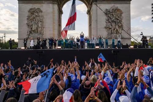Pháp diễu hành tạm biệt Olympic và Paralympic tại đại lộ Champs-Elysees