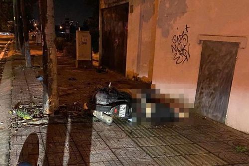 TP.HCM: Tông vào gốc cây xanh trên vỉa hè, nam sinh đi xe máy tử vong tại chỗ