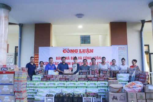 Báo Nhà báo và Công luận cùng các mạnh thường quân trao quà cho người dân vùng lũ tỉnh Tuyên Quang
