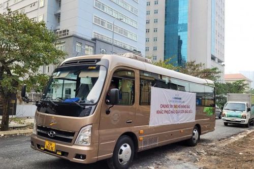 Chuyến xe mang hàng cứu trợ báo Sức khỏe và Đời sống đến với bà con vùng lũ