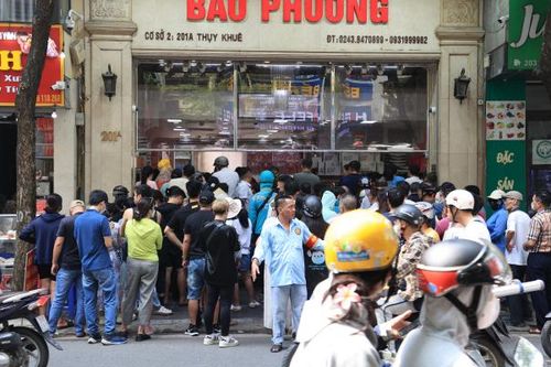 Người dân 'nườm nượp' về phố Thụy Khuê mua bánh trước thềm Tết trung thu