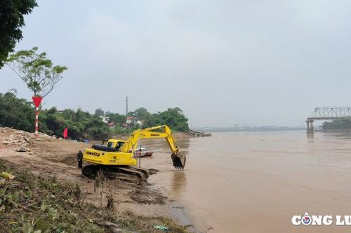 Mực nước sông Hồng đang rút, chuẩn bị lắp đặt cầu phao thay thế cầu Phong Châu
