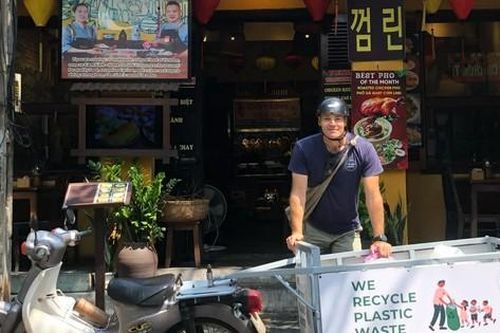 Giám đốc lái xe đi… xin rác ở Hội An