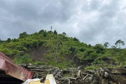 142 cô trò ở Lào Cai thoát nạn thần kỳ; Kỷ luật giáo viên đánh học sinh lớp 2 hằn lưng