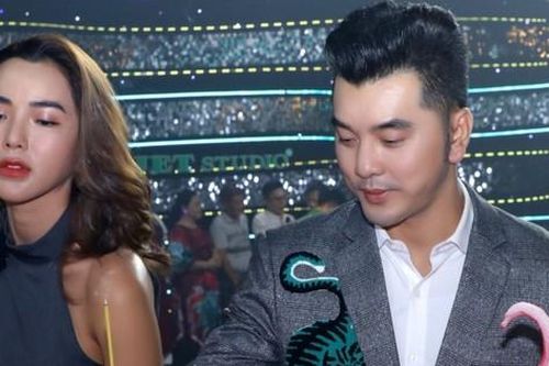 Ca sĩ Ưng Hoàng Phúc đi giỗ Tổ sân khấu sau ồn ào cứu trợ ở Hà Nội