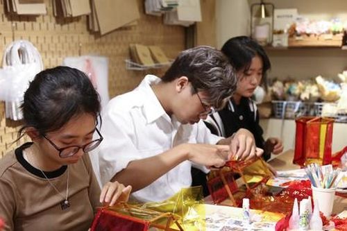 Giới trẻ Đà Nẵng học làm đèn lồng, bánh Trung thu 'tìm vé về tuổi thơ'