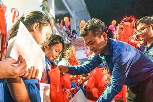 Quà Trung thu tặng thiếu nhi khó khăn