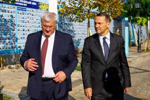 Ngoại trưởng Ba Lan hiến kế giúp Ukraine tuyển thêm quân