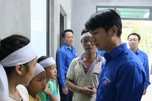 Bí thư thường trực T.Ư Đoàn Nguyễn Ngọc Lương thăm, tặng quà người dân vùng lũ Hòa Bình
