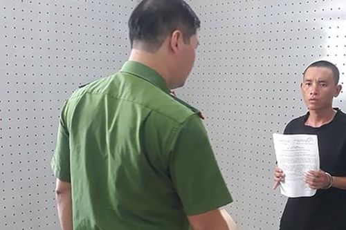 Thanh niên ngáo đá dùng dao tấn công đội bảo vệ an ninh trật tự cơ sở