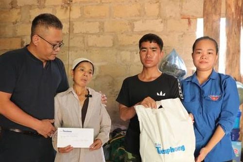 Đoàn thiện nguyện báo Tiền Phong trao quà của bạn đọc tới người dân bị ảnh hưởng bão lũ ở Lạng Sơn