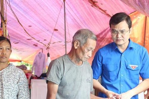 Bí thư thứ nhất Trung ương Đoàn Bùi Quang Huy thăm, tặng quà người dân bị bão lũ tại Sóc Sơn, Hà Nội