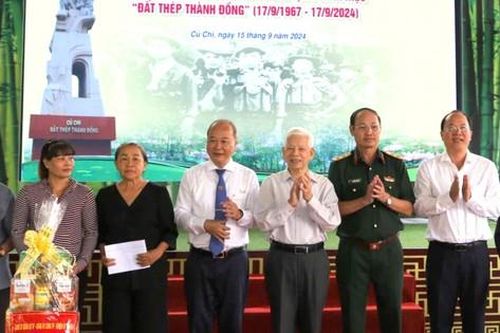 Nguyên Chủ tịch nước Nguyễn Minh Triết họp mặt truyền thống 57 năm danh hiệu 'Đất thép thành đồng'